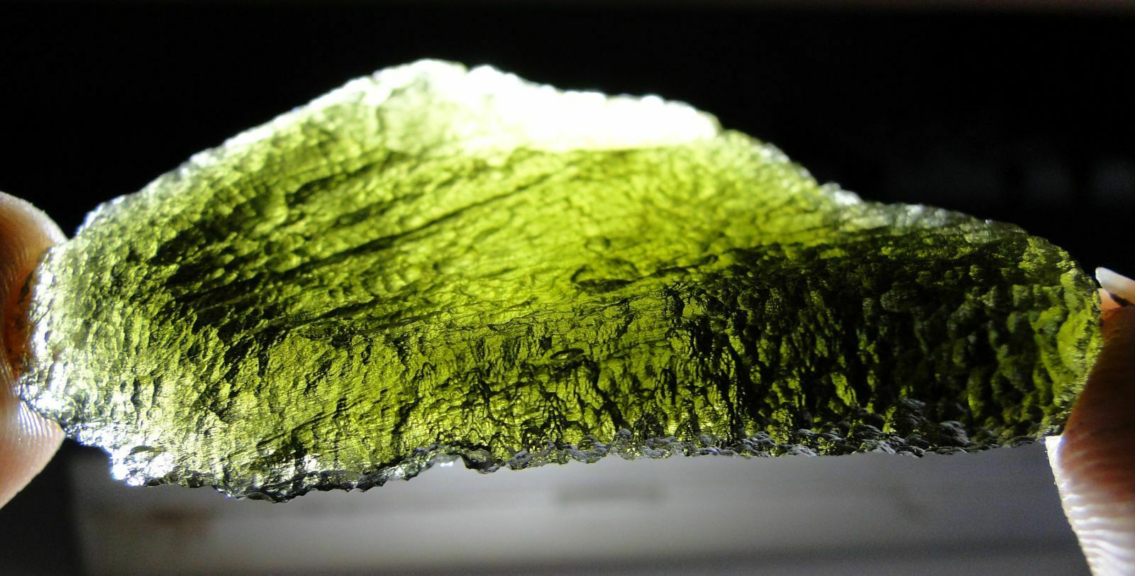 Joaillerie : tout savoir sur la moldavite, la pierre verte venue